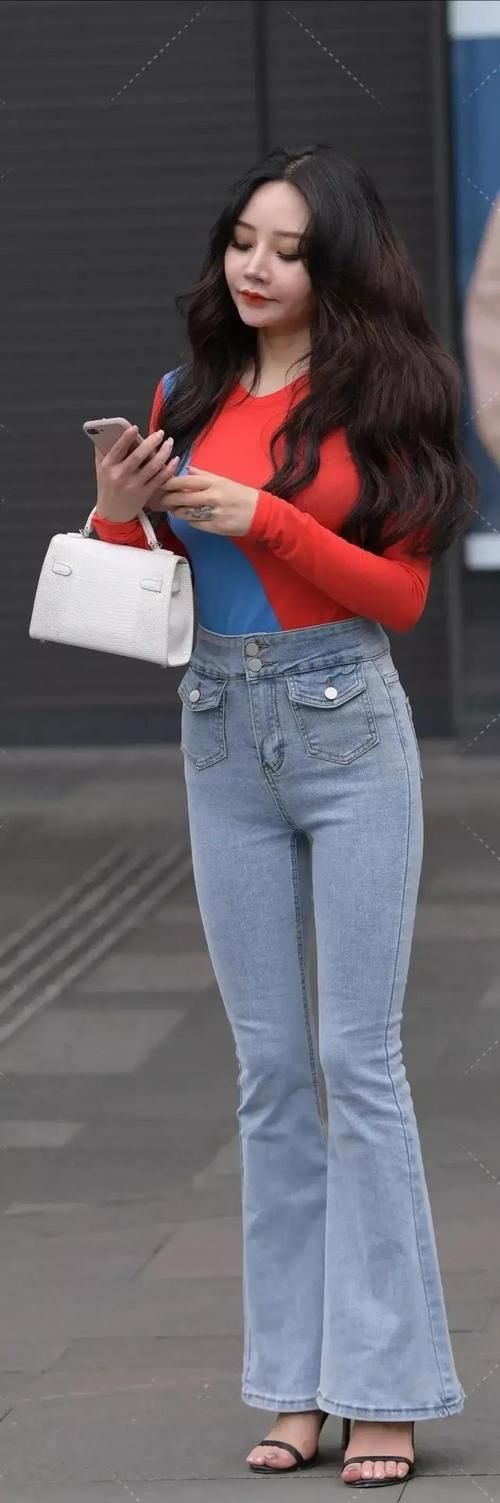 个高腿长的女孩不妨尝试一下喇叭裤牛仔，穿出不一样的神韵！