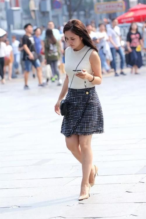 美女脚上穿上一双裸色的尖头高跟鞋，让她看上去更加的小资迷人