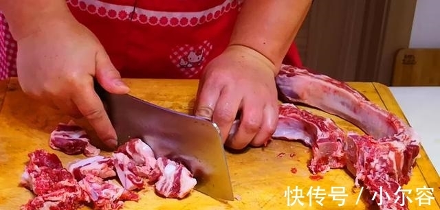 排骨|排骨新吃法：除了红烧还可以做包子，配上2碗小米粥，营养又管饱