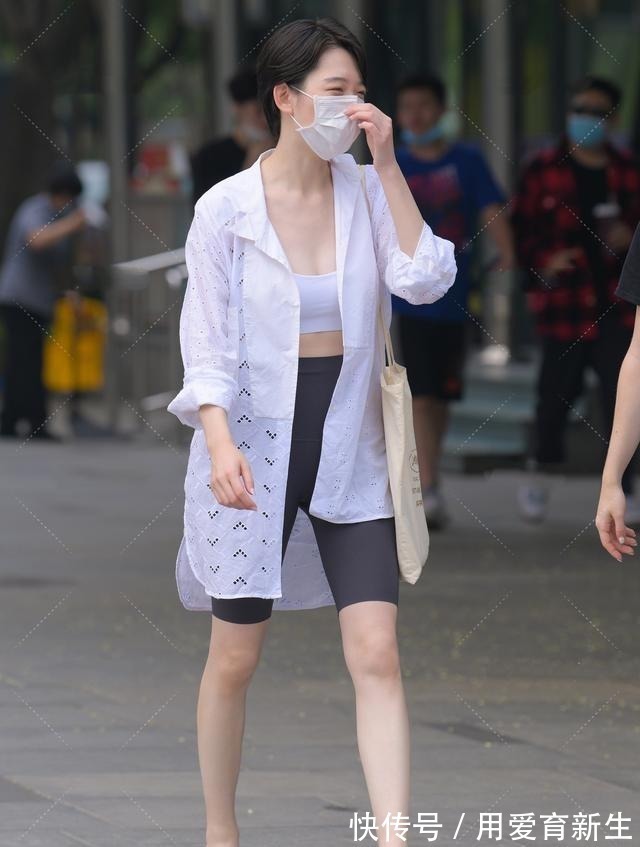 运动裤 镂空花纯白长衬衣,搭配运动套装,清爽舒适帅气十足