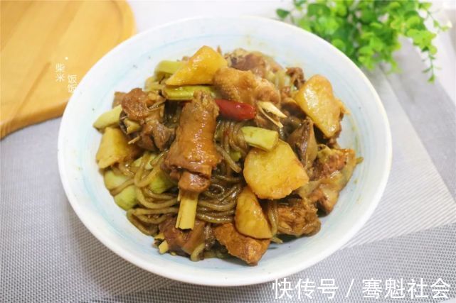 一顿饭|这道炖菜,我家常做,四种食材一锅出,一顿饭一个菜就够了