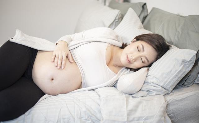 卧位|仰睡、侧睡,孕妇睡觉姿势有讲究,孕期不同,睡姿大不同