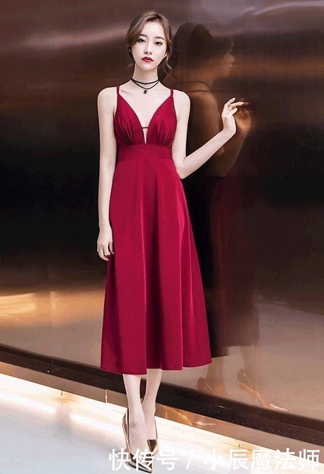 性感|美女穿搭:小姐姐爱穿吊带连衣裙,勾勒出曼妙曲线,性感又优雅