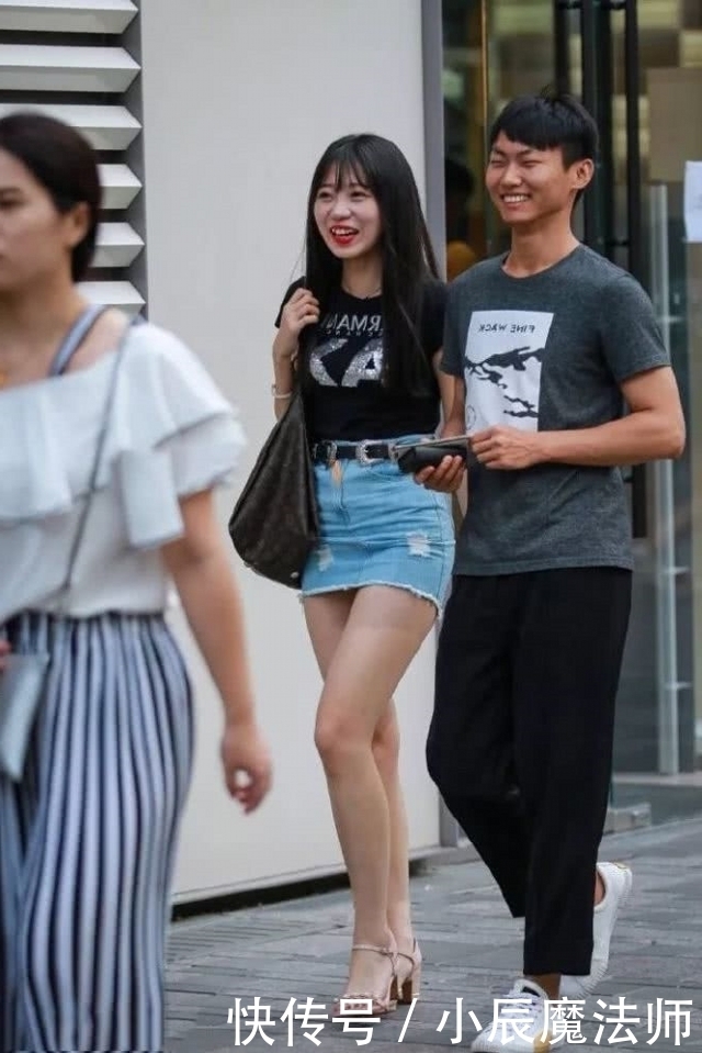 连衣|路人街拍,美女穿了一袭无袖连衣短裙,格外诱人