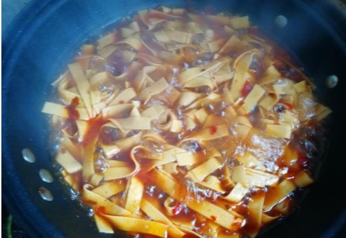 豆皮和白菜的完美搭配,虽然是素菜,吃起来比肉菜还香,百吃不腻