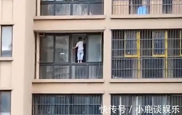 水枪|“熊孩子”在5楼窗户上玩耍，这样的孩子估计只有容嬷嬷治得了吧