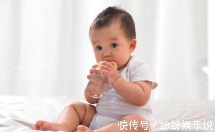 大动作|翻身是大动作发育的''里程碑''孩子不会翻身的原因,父母要明白了