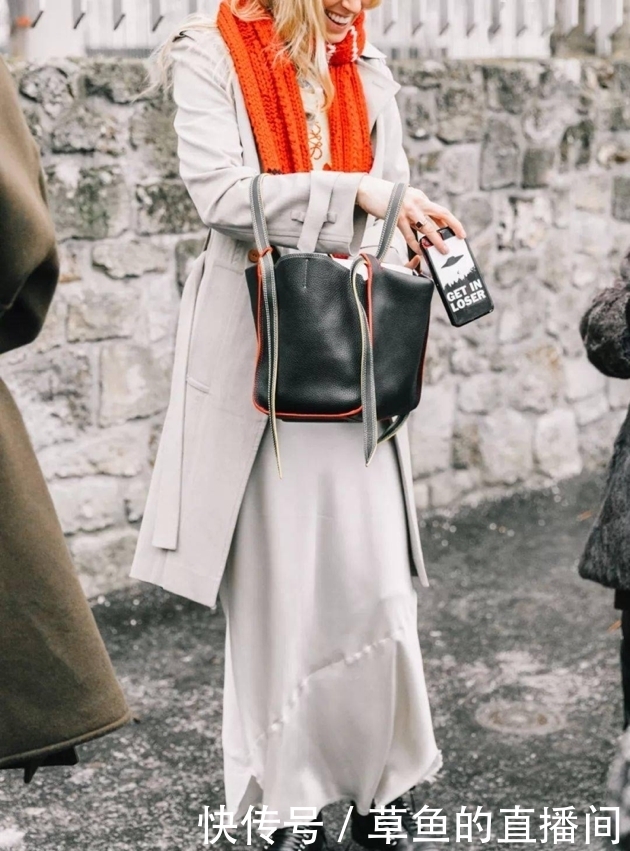 风衣下面不一定穿裤子,今年流行这样穿,显高又时髦,拯救小个子