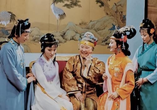 晴雯|王夫人欺瞒贾母，王熙凤背弃贾母，宝玉戏弄贾母，贾母却重拾威风