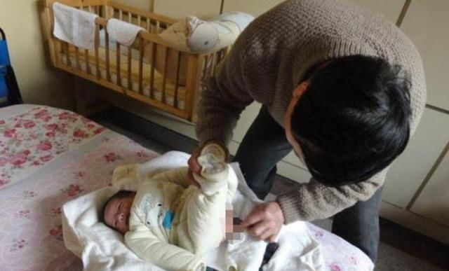 主动|爸爸变得主动给女儿换尿布,妈妈很高兴,无意撩开孩子衣服后懵了