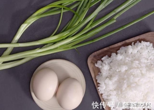 柠檬汁|白米饭的美食新吃法，搭配鸡蛋一拌一煎，营养又解馋，孩子特爱吃