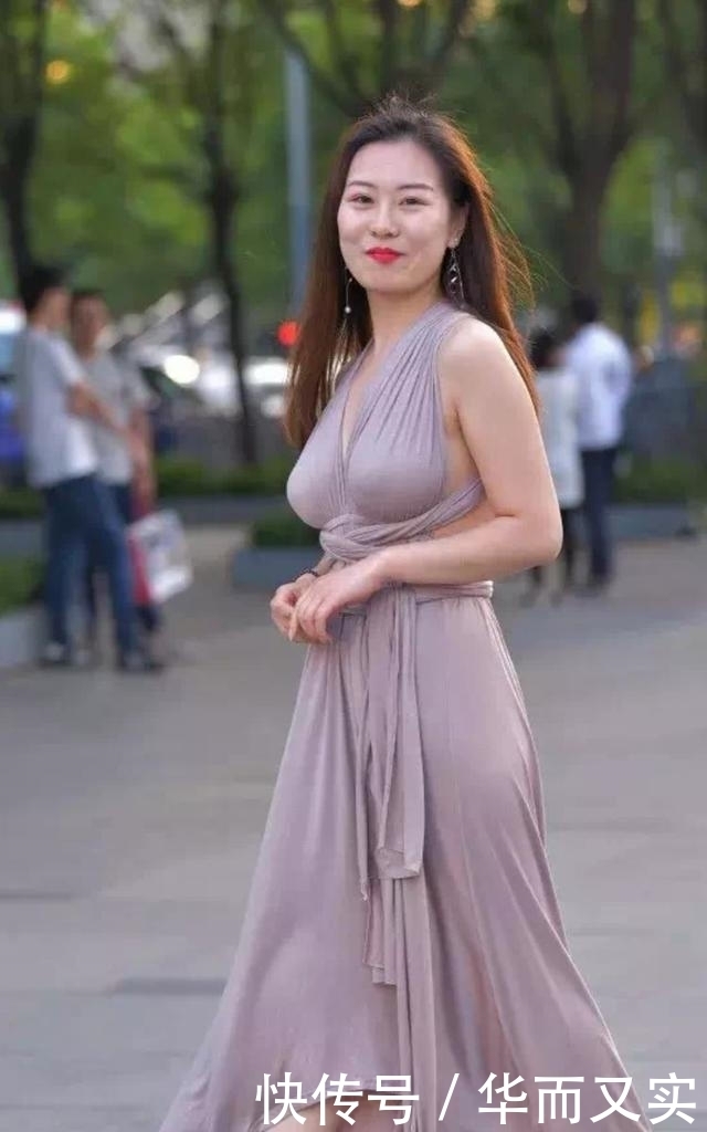时尚街拍:衣服只用适合才最美,没有料都不敢穿的裙子