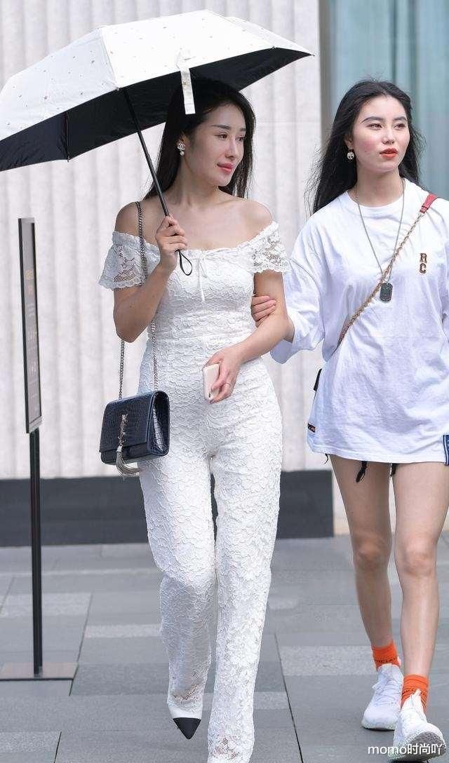 瑜伽裤尽显美女的迷人身段，提升了气场，优雅高贵