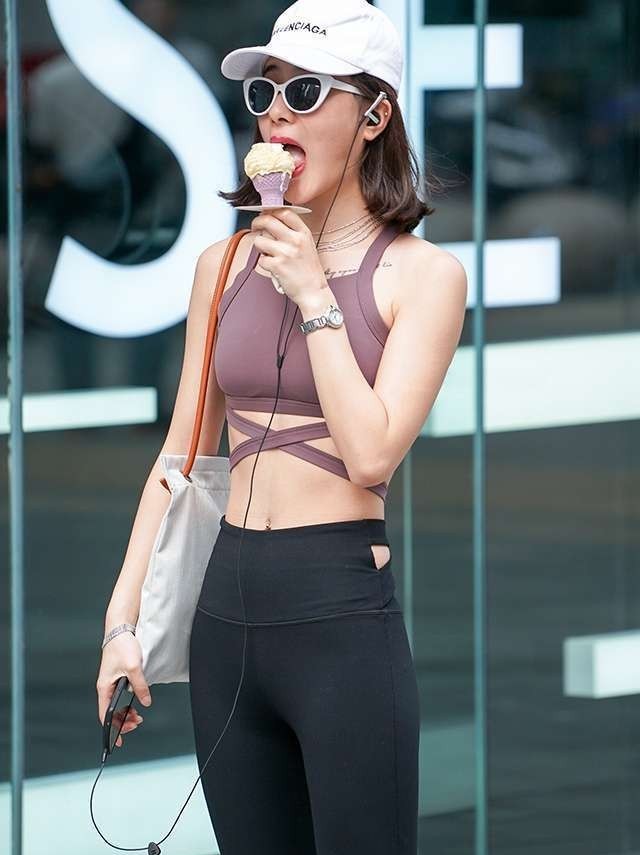 稳重|街拍玲珑饱满的紧身打底裤美女,时尚不乏稳重