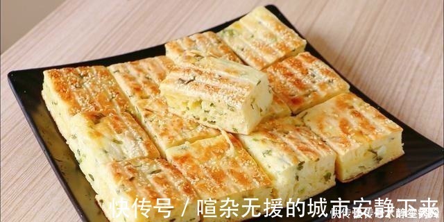 小鹅|发面饼最简单做法，手不沾面，锅里一倒就做好，外酥里软葱香四溢