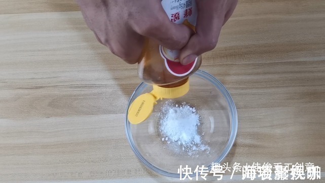 小苏打 蜂蜜加上小苏打混合一起用,聪明的女士都喜欢,解决很大的难题!