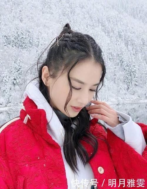 丸子头|马尾辫已经落伍了!2021年最流行这3款“扎发”,时髦显脸小