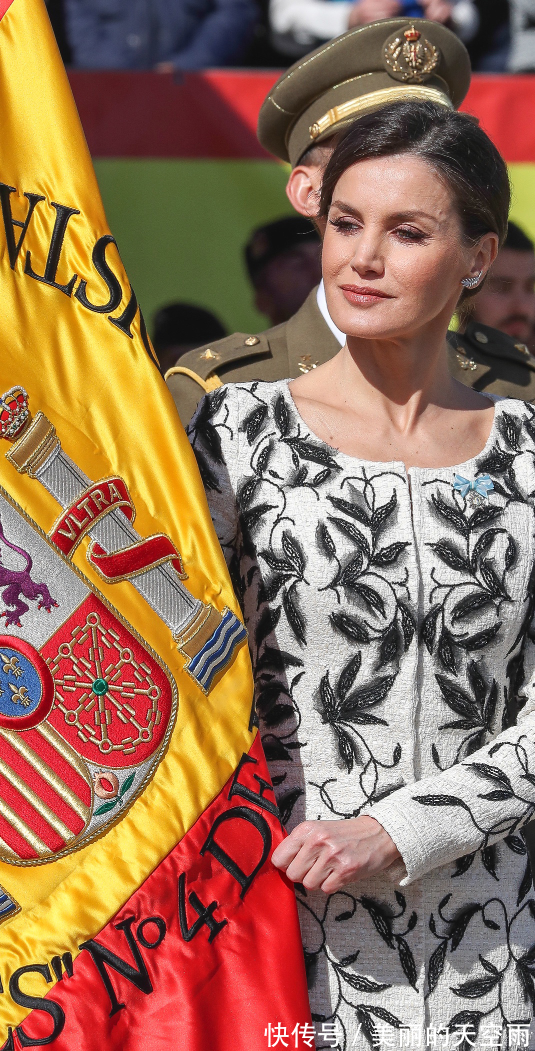 莱蒂齐亚王后 西班牙王后四次穿绣花大衣裙,换个发型搭配更贵气,太有范儿了!