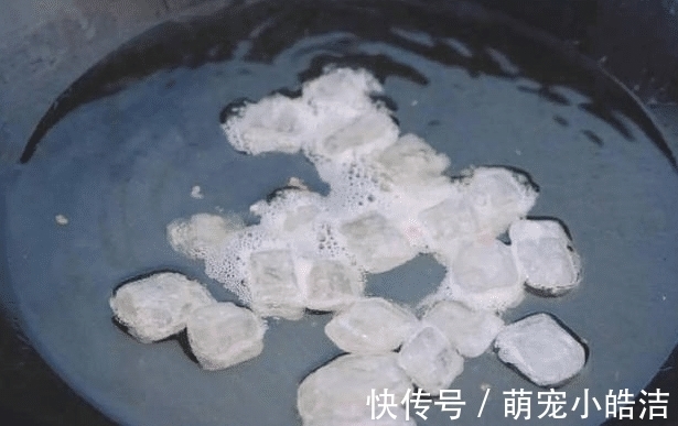 炒糖色时,应该放油还是放水?很多人都做错 ,难怪肉发苦发焦!