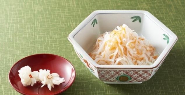 红白萝卜丝和芜菁菊花 日本料理 素食主义 快资讯
