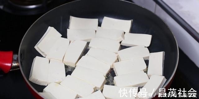 豆腐好吃有诀窍,大厨教你这样做,放一个西红柿,汤汁都拌饭吃了