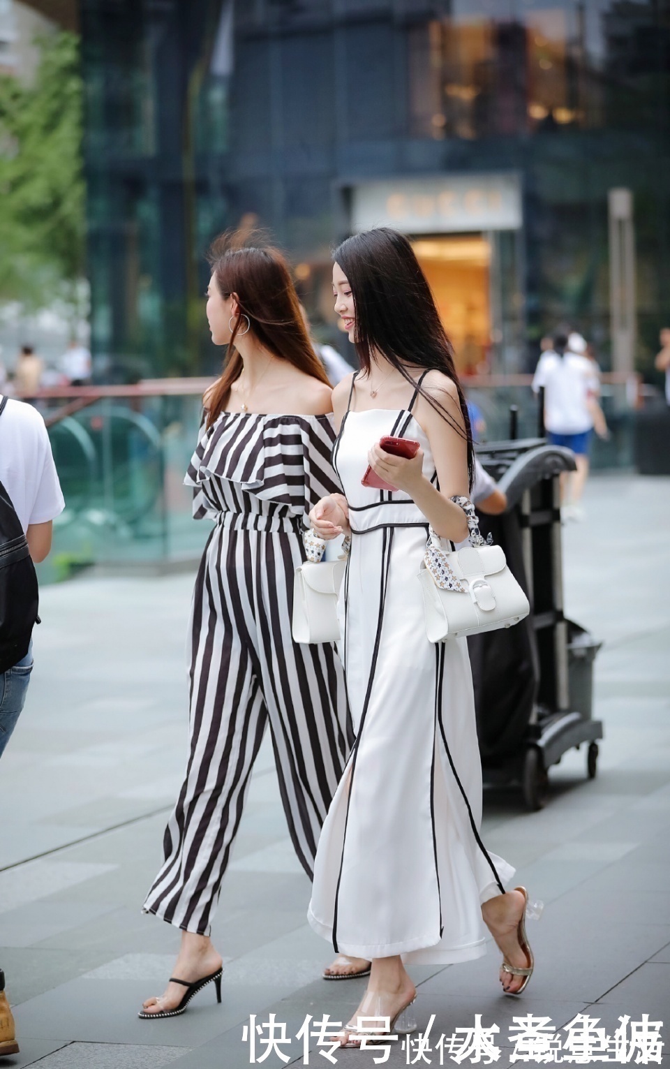 街拍|美女街拍美女一身穿搭非常亮眼，披着一头秀丽的长发，非常飘逸