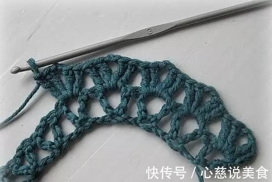 包包$55款超美的钩花包包,只要会钩不同的花,拼缝在一起,就能做出