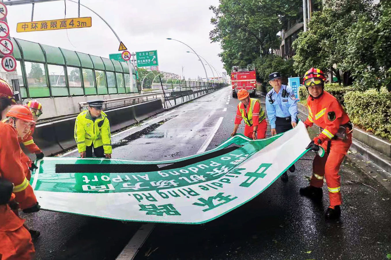 紧急出动！上海公安、消防全员待命，及时处置多起高空、道路险情|全力以赴 迎战“烟花” | 待命