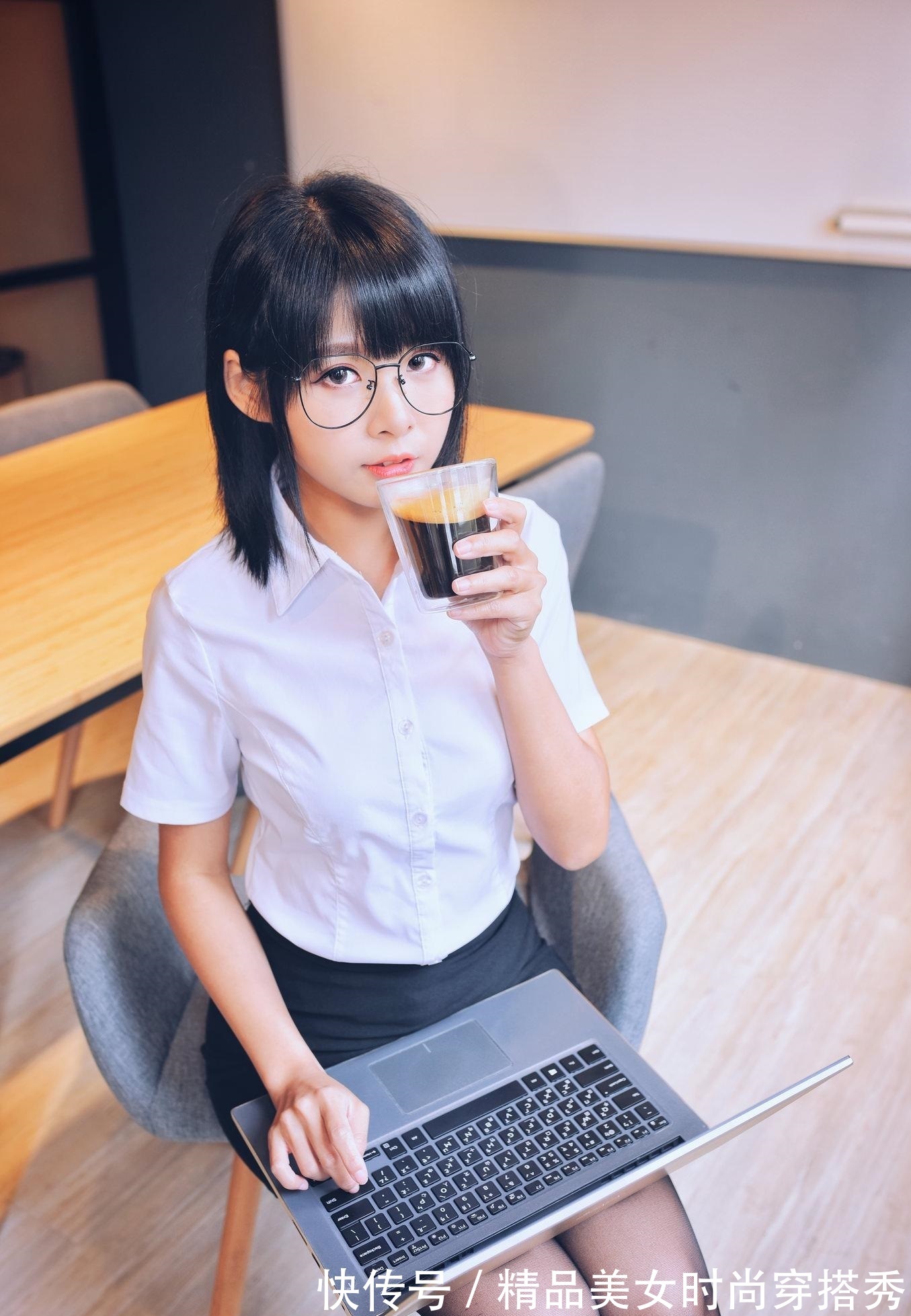 套裙 简约的白色衬衫,经典又干练,很是适合职场穿搭