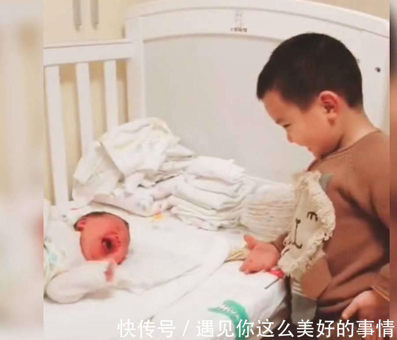 妹妹|哥哥第一次见妹妹,想要抱却被现实打败,妈妈笑着笑着就哭了