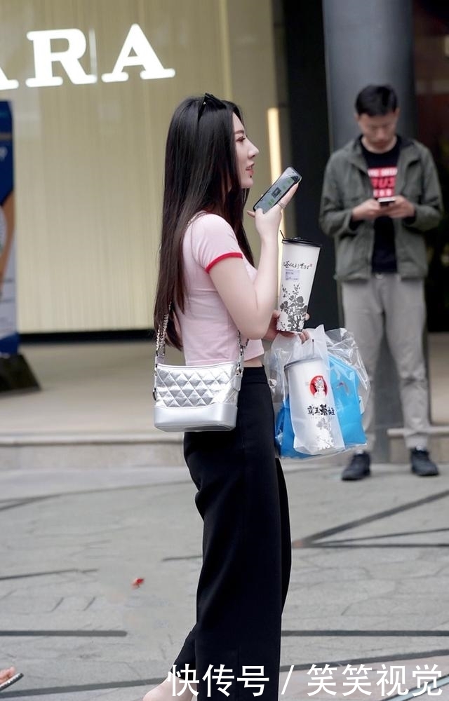 款黑色|街拍:黑白色搭配,美女脖间一抹黑色印记点缀,时尚敏感度爆棚