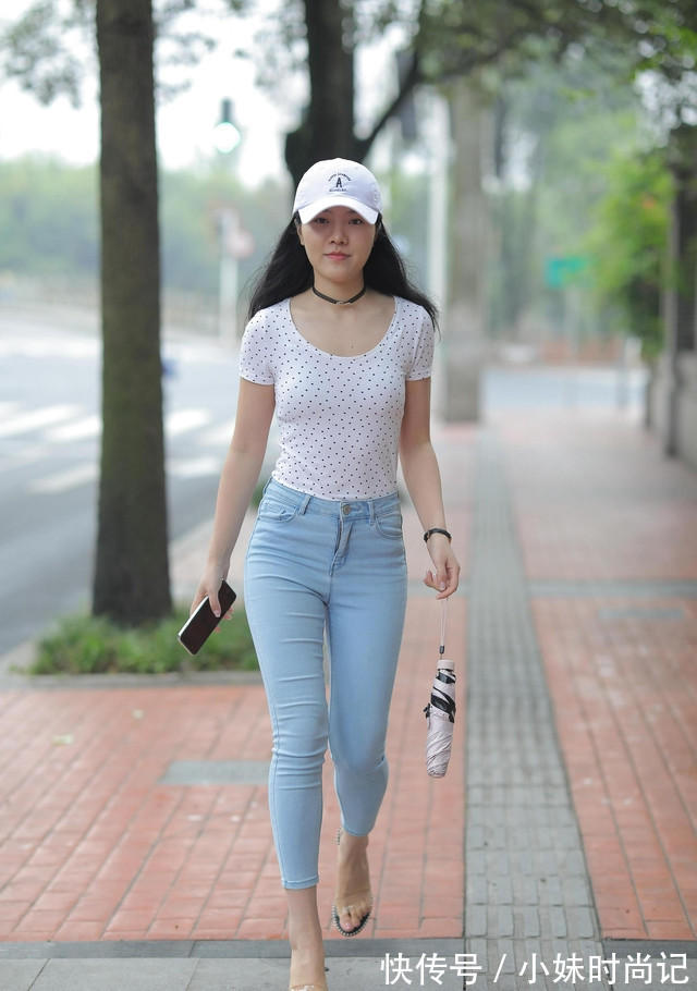 魅力女神会怎么穿?点点上衣加紧身裤,完美形象呈现在人们面前