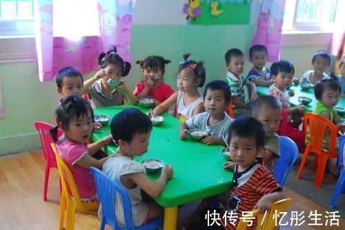 幼儿园|“幼儿园的饭真香”,妈妈看到女儿发来的照片后,开始怀疑人生