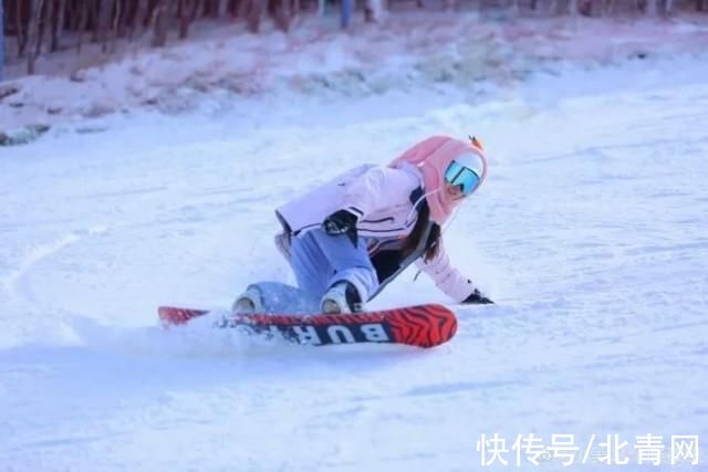 小姑娘|“95后”小姐姐汉服滑雪如“仙女下凡”！网友：这叫御剑飞行
