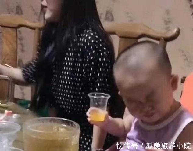 长大|果汁被萌娃喝出红酒范,逗翻在场众人,孩子长大后肯定拿奥斯卡