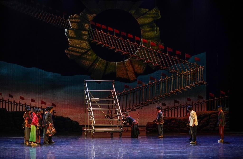  上演|演员在6米高空中起舞，全国脱贫攻坚题材舞台艺术优秀舞剧《悬崖村的幸福路》上演