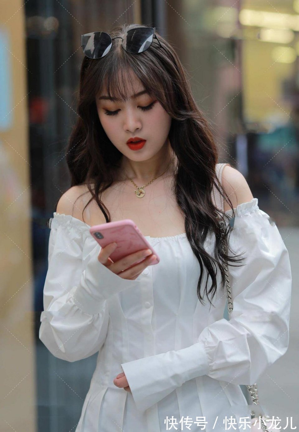 诱人|美女逛街大秀身材，简单穿搭魅惑诱人，网友：姐姐好会扭