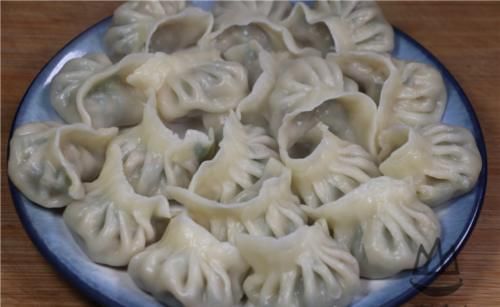 饺子皮一个个擀就外行了，只需一个矿泉水瓶，1分钟能做100个