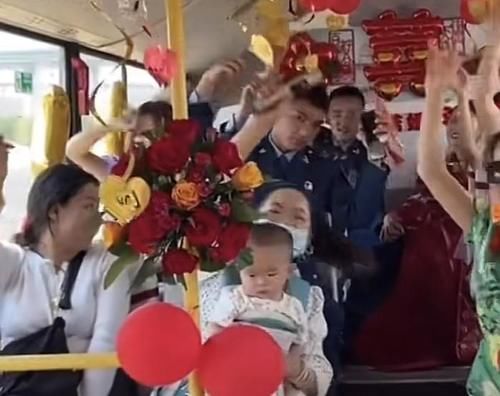 云南一对新人租公交车当婚车，引起众多网友称赞：既个性又环保！
