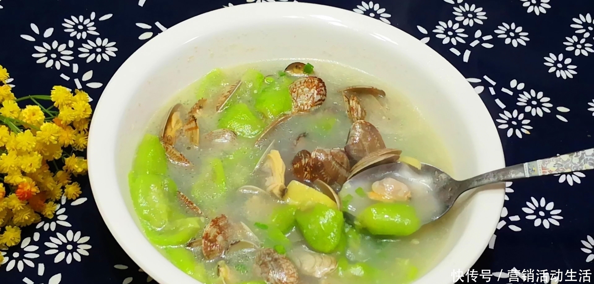 丝瓜花蛤汤|它和丝瓜一起做汤是绝配，鲜美又开胃，夏天喝比骨头汤还过瘾