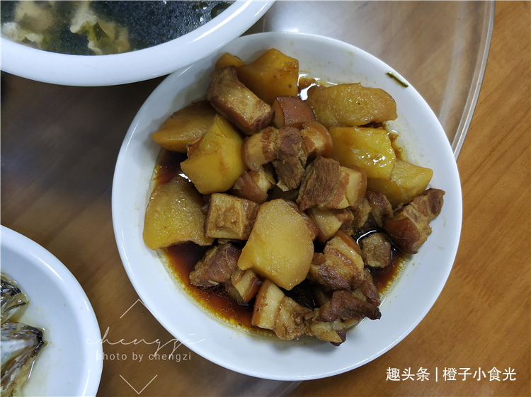 “五一”放假回家,婆婆做的晚餐,没有大鱼大肉,一家老少吃得香
