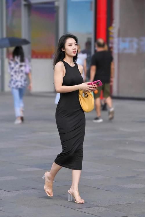 背心 小黑裙依然是穿搭的首选，清凉的背心款，穿着时尚又显气质