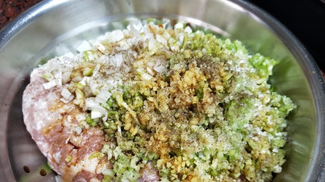 调肉馅时, 万万不能少了这3种“料”, 否则馅又干又柴, 还不香!