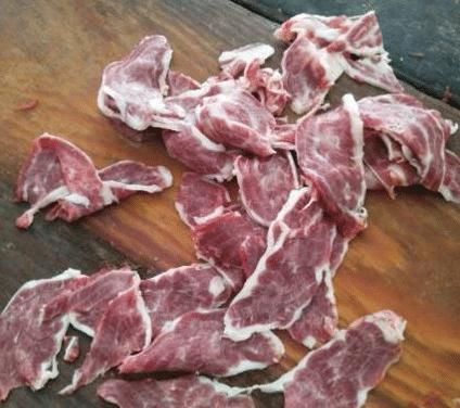 炖牛肉时,不要焯水后直接炖,学会这几招,牛肉汤又鲜又香!