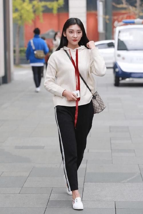 乌黑|连帽卫衣+运动裤,乌黑的披肩长发,小姐姐的身材被完美展示