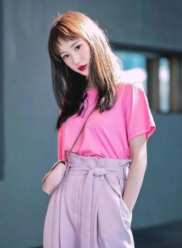 街拍：米黄色吊带+高腰黑色短裤，小姐姐楚楚可人