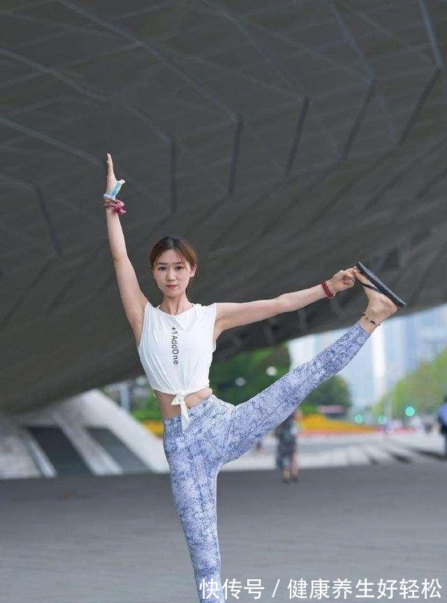 紧身裤 白色绑结上衣搭配花色打底裤,上宽下紧,修饰身材的小缺陷!