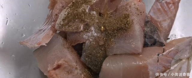 我家草鱼从不红烧,教你懒人做法,不加一滴水,上桌被全吃光!