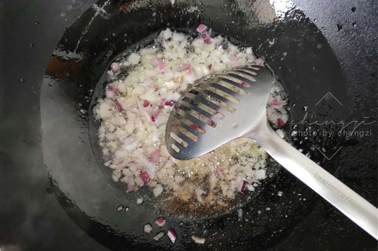 原来茄子馅包子如此好吃!鲜嫩多汁,好吃不油腻,给肉包子都不换