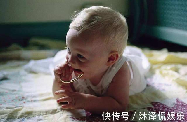 孩子|孩子出门被妈妈捂着眼睛走出小区后,网友称赞妈妈真细心